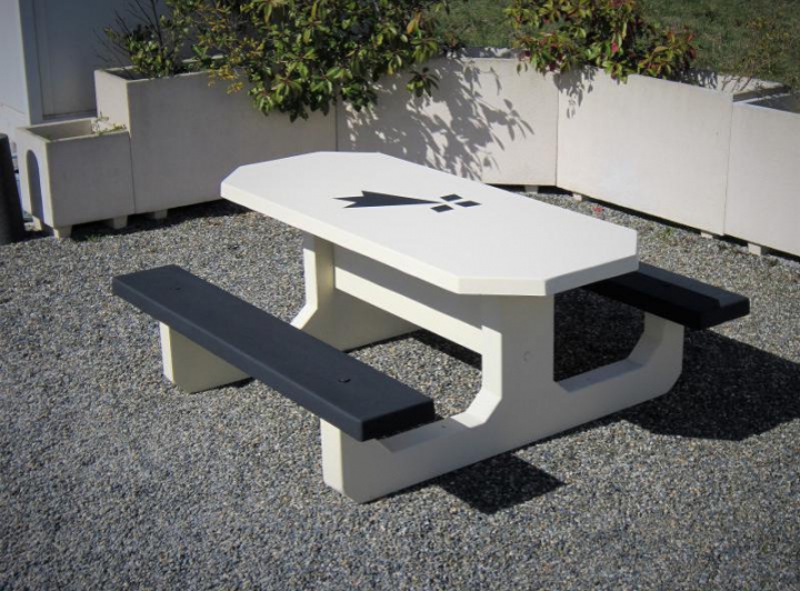 Table octogonale bicolore avec logo Breizh